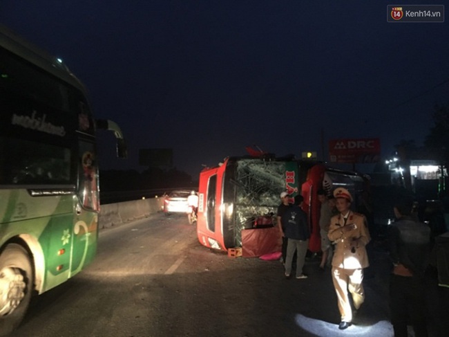 Tr&ecirc;n đường về qu&ecirc; ăn Tết, xe giường nằm bị lật khiến 14 người nhập viện - Ảnh 1.