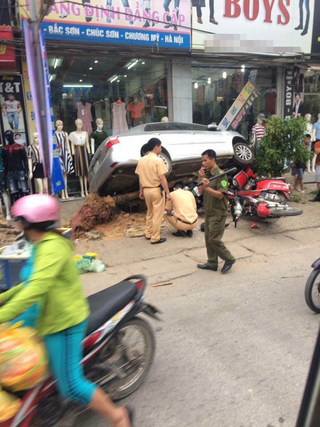 Hà Nội: Xe ôtô mất lái đâm vào hàng loạt xe máy đỗ trên vỉa hè - Ảnh 2.