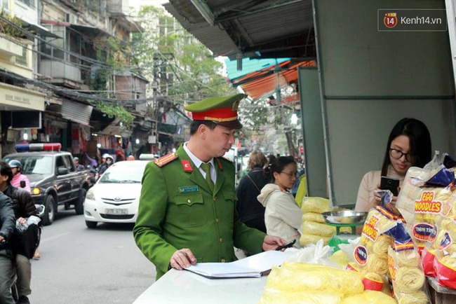 Sau S&agrave;i G&ograve;n, H&agrave; Nội ra qu&acirc;n gi&agrave;nh lại vỉa h&egrave; cho người đi bộ - Ảnh 6.