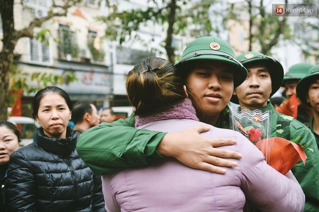 Nụ hôn và nước mắt tiễn tân binh lên đường nhập ngũ trong ngày Valentine - Ảnh 2.