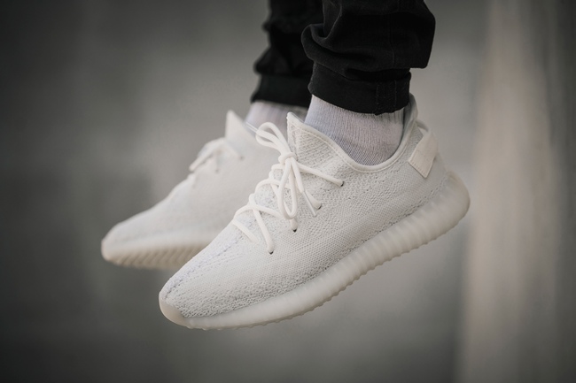 Yeezy 350 V2 Bạch Tuyết: Đi đôi này ra đường là phải có nguyên một đội bảo vệ tứ phía đây! - Ảnh 3.