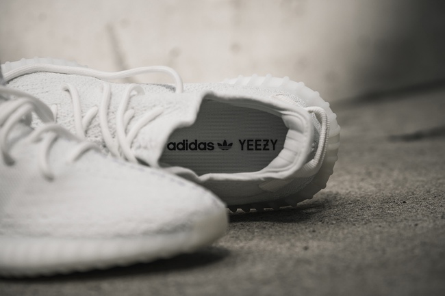 Yeezy 350 V2 Bạch Tuyết: Đi đôi này ra đường là phải có nguyên một đội bảo vệ tứ phía đây! - Ảnh 5.