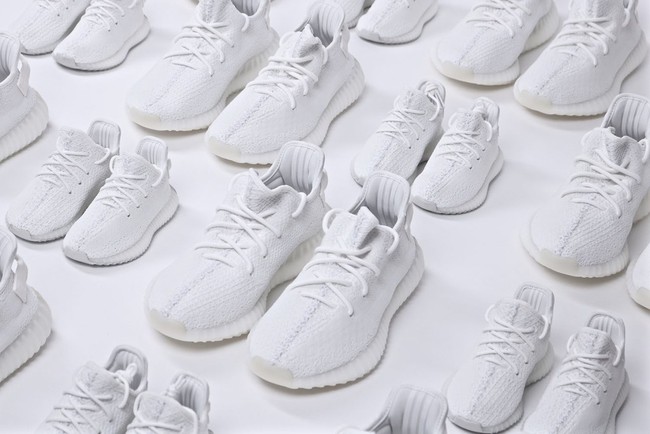 Yeezy 350 V2 Bạch Tuyết: Đi đôi này ra đường là phải có nguyên một đội bảo vệ tứ phía đây! - Ảnh 2.