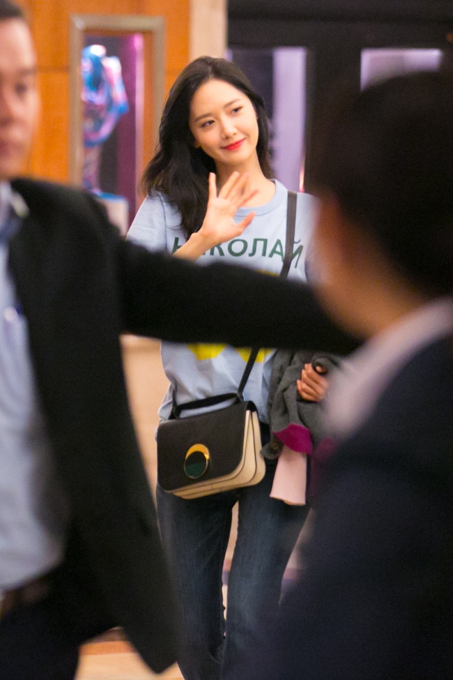 Sau 1 ngày hoạt động liên tục, Yoona vẫn vui vẻ vẫy tay chào tạm biệt fan Việt trước khi trở về Hàn - Ảnh 9.