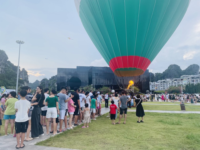 Đông kịt người đổ đến Lễ hội Khinh khí cầu tại Hạ Long, chờ đợi hơn một ngày để trải nghiệm điều đặc biệt này- Ảnh 6.