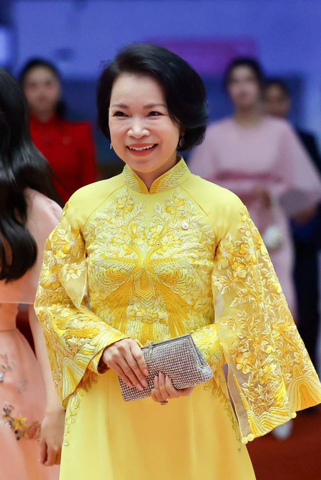 Phu nhân tỷ phú Phạm Nhật Vượng đẹp nhờ áo dài quá tinh tế, 1 chi tiết kết nối đến chồng và con trai- Ảnh 1.