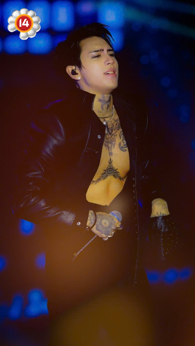 G-Dragon kết thúc set diễn chỉ vỏn vẹn 5 bài trong cơn mưa tầm tã, nhưng khiến hàng nghìn người tại Mỹ Đình sẽ mãi nhớ về ngày hôm nay!- Ảnh 45.