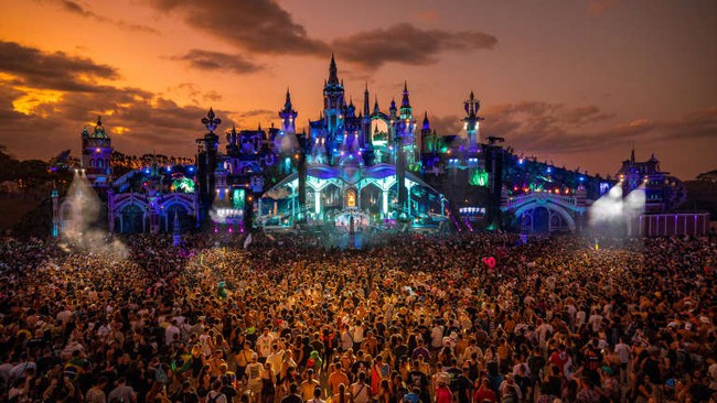Tomorrowland gặp sự cố cháy lớn, sân khấu bị lửa thiêu rụi hoàn toàn, hơn 100 nghìn fan lao đao- Ảnh 1.