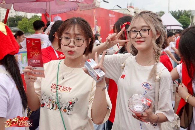 Đi xem Concert Quốc Gia quá đã: Vé free, quà tặng ê hề mà chất lượng nghệ sĩ 5 sao, ai nấy hát live cũng đỉnh của chóp!- Ảnh 7.
