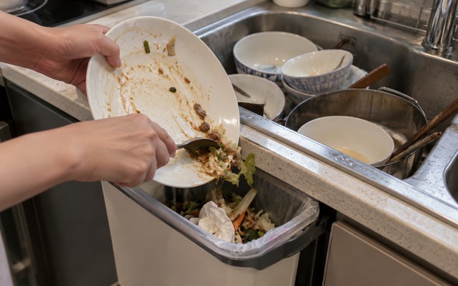 3 lần nhờ chồng rửa b&aacute;t đều nhớp nh&aacute;p như b&ocirc;i mỡ lợn, biết nguy&ecirc;n nh&acirc;n t&ocirc;i cảnh c&aacute;o: &ldquo;Anh kh&ocirc;ng được l&agrave;m vậy!&rdquo;- Ảnh 2.