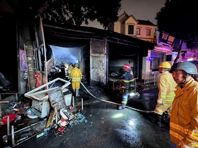 H&agrave; Nội: Cơ sở thu mua phế liệu bốc ch&aacute;y dữ dội, lan sang 2 nh&agrave; liền kề- Ảnh 1.