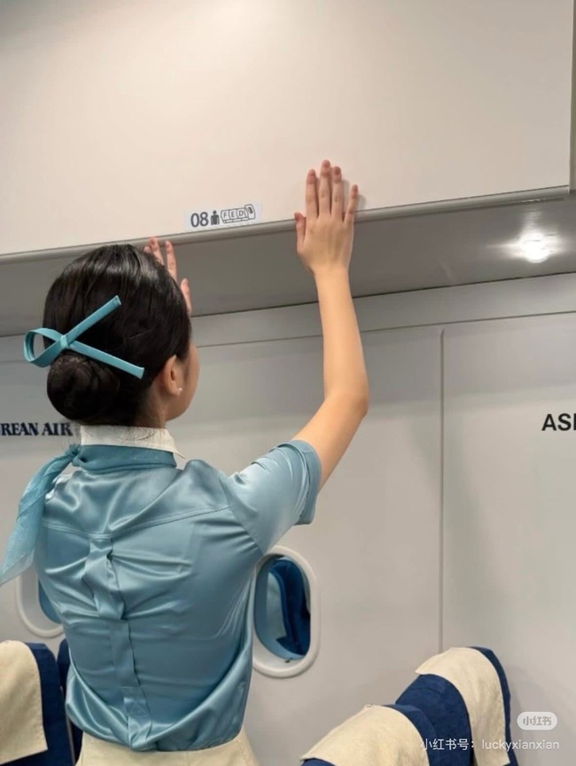 Đồng phục tiếp vi&ecirc;n Korean Air chưa bao giờ đổi mới, sau 21 năm vẫn l&agrave; thứ kinh điển- Ảnh 10.