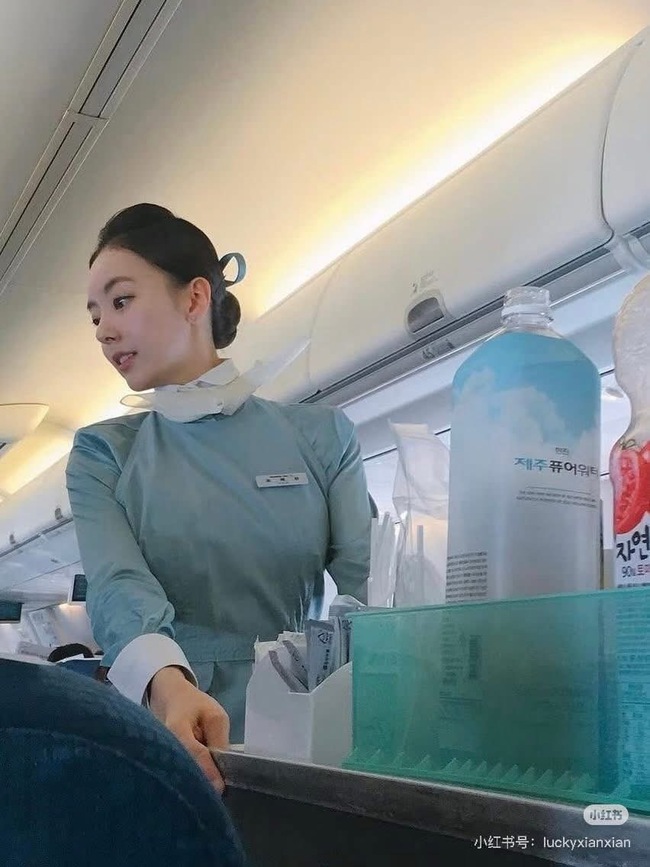 Đồng phục tiếp vi&ecirc;n Korean Air chưa bao giờ đổi mới, sau 21 năm vẫn l&agrave; thứ kinh điển- Ảnh 7.
