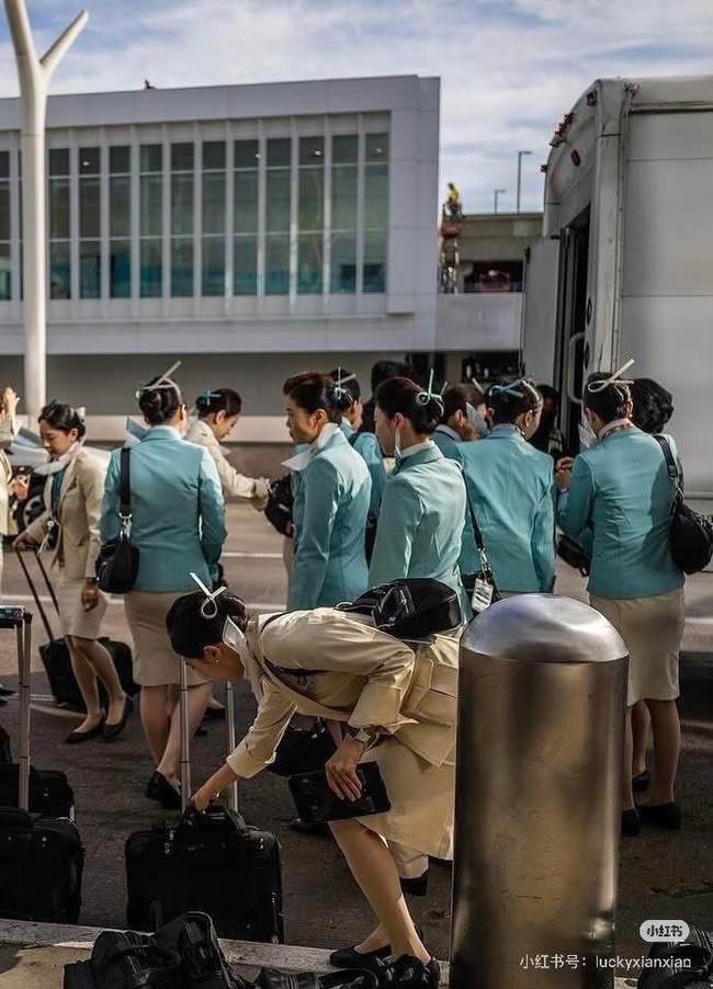 Đồng phục tiếp vi&ecirc;n Korean Air chưa bao giờ đổi mới, sau 21 năm vẫn l&agrave; thứ kinh điển- Ảnh 2.