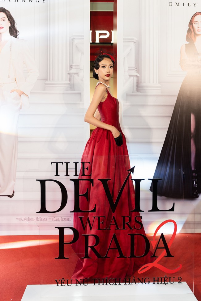 Thảm đỏ The Devil Wears Prada 2: Xo&agrave;i Non - Th&uacute;y Ng&acirc;n đẹp v&ocirc; thực, Thanh Thủy h&oacute;a c&ocirc; thư k&yacute; sexy chấn động MXH- Ảnh 13.