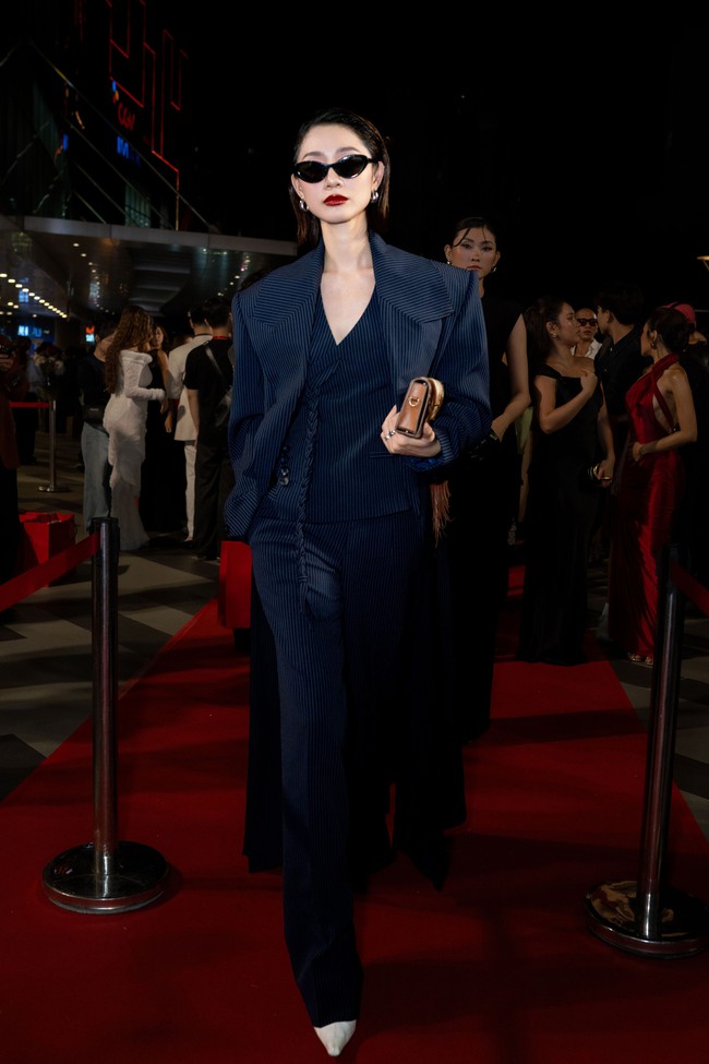 Thảm đỏ The Devil Wears Prada 2: Xo&agrave;i Non - Th&uacute;y Ng&acirc;n đẹp v&ocirc; thực, Thanh Thủy h&oacute;a c&ocirc; thư k&yacute; sexy chấn động MXH- Ảnh 14.