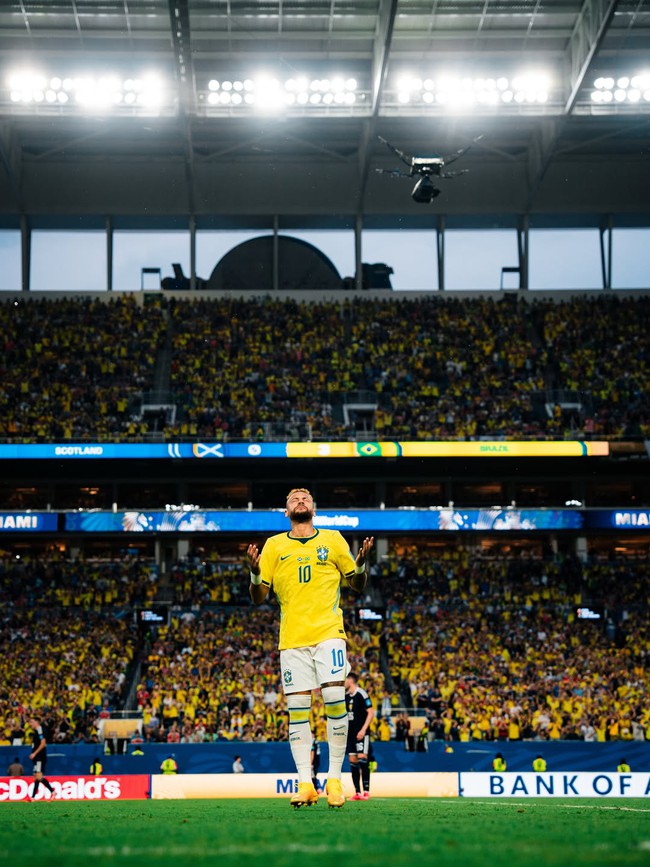 Neymar bật kh&oacute;c!- Ảnh 3.