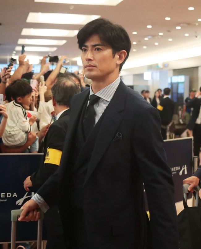 Thua World Cup nhưng thắng tuyệt đối về phong c&aacute;ch: D&agrave;n cầu thủ Nhật đ&oacute;ng suit 150 triệu về nước khiến MXH ầm ĩ- Ảnh 3.