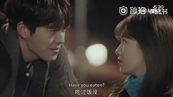 Kim Woo Bin c&ocirc;ng khai &ocirc;m ấp Suzy giữa s&acirc;n trường - Ảnh 2.