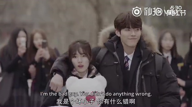 Kim Woo Bin c&ocirc;ng khai &ocirc;m ấp Suzy giữa s&acirc;n trường - Ảnh 4.