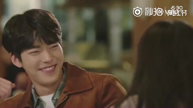 Kim Woo Bin công khai ôm ấp Suzy giữa sân trường - Ảnh 6.