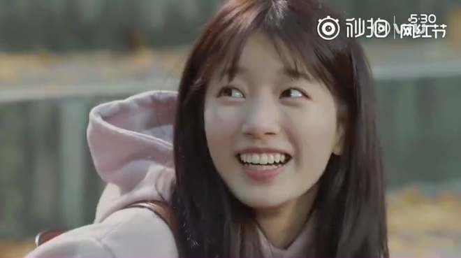 Kim Woo Bin c&ocirc;ng khai &ocirc;m ấp Suzy giữa s&acirc;n trường - Ảnh 8.