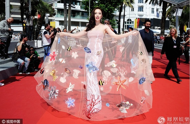 Diện váy đại dương đến Cannes, Angela Phương Trinh đồng loạt được các trang thông tấn quốc tế đăng tải - Ảnh 1.