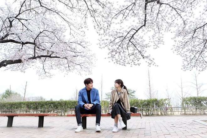 Kim Woo Bin công khai ôm ấp Suzy giữa sân trường - Ảnh 11.