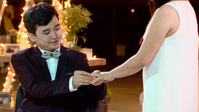 M&agrave;n cầu h&ocirc;n x&uacute;c động của hai người trẻ khuyết thiếu khả năng đi lại - Ảnh 8.