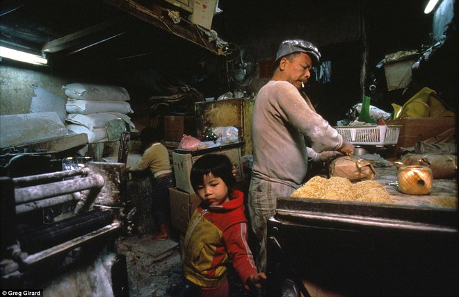 Cuộc sống u tối b&ecirc;n trong khu vực đ&ocirc;ng đ&uacute;c nhất thế giới trước khi bị ph&aacute; bỏ - Ảnh 11.
