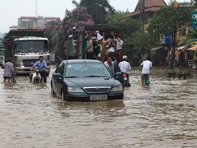Ch&ugrave;m ảnh: H&agrave;ng trăm &ocirc; t&ocirc; chết đuối giữa biển nước sau cơn mưa lớn ở H&agrave; Nội - Ảnh 2.