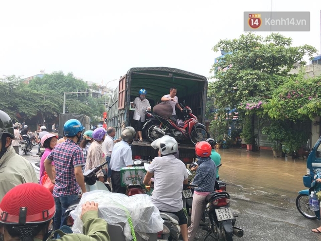 Hà Nội phố biến thành sông, dịch vụ chở xe máy qua đoạn đường ngập được dịp hốt bạc - Ảnh 9.