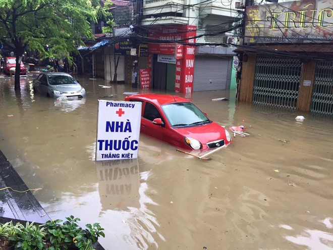 Chùm ảnh: Hàng trăm ô tô chết đuối giữa biển nước sau cơn mưa lớn ở Hà Nội - Ảnh 3.