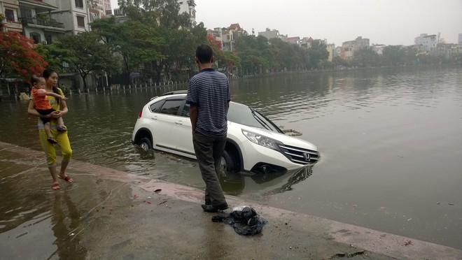 Ch&ugrave;m ảnh: H&agrave;ng trăm &ocirc; t&ocirc; chết đuối giữa biển nước sau cơn mưa lớn ở H&agrave; Nội - Ảnh 9.