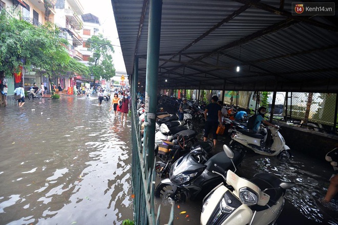 Ra đường, người Hà Nội phải bơi trong biển nước sau đêm mưa lớn - Ảnh 19.