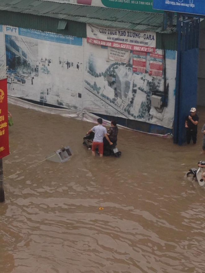 Những soái ca trong lòng cư dân mạng trong ngày Hà Nội ngập! - Ảnh 3.