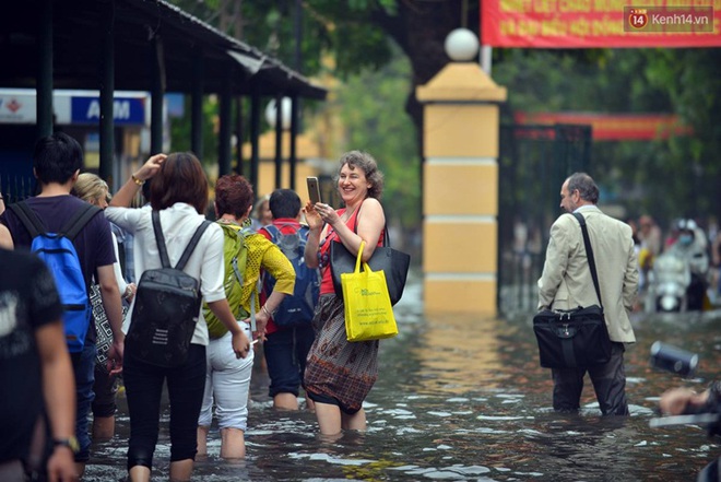 Ra đường, người Hà Nội phải bơi trong biển nước sau đêm mưa lớn - Ảnh 17.