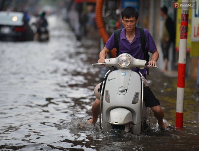 Ra đường, người Hà Nội phải bơi trong biển nước sau đêm mưa lớn - Ảnh 2.