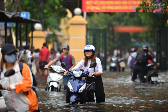 Ra đường, người Hà Nội phải bơi trong biển nước sau đêm mưa lớn - Ảnh 16.