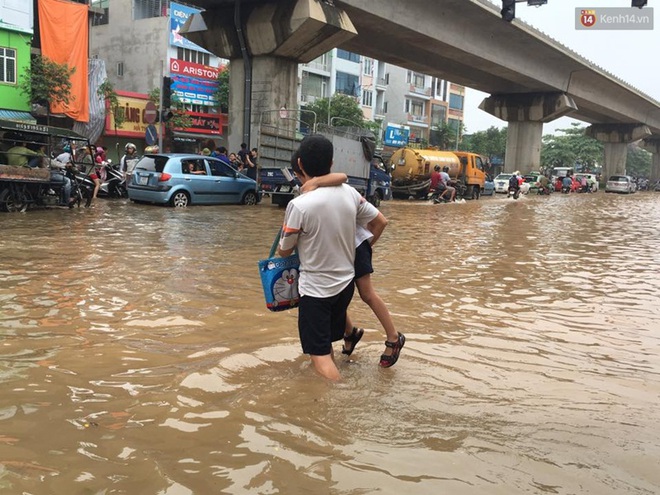 Ra đường, người Hà Nội phải bơi trong biển nước sau đêm mưa lớn - Ảnh 26.