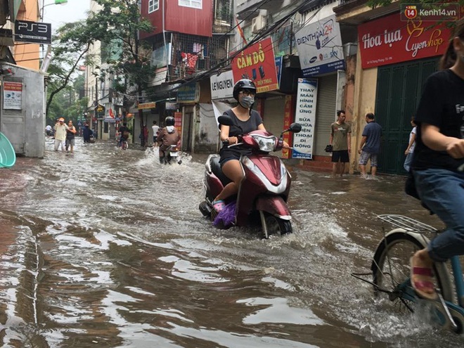 Ra đường, người Hà Nội phải bơi trong biển nước sau đêm mưa lớn - Ảnh 10.