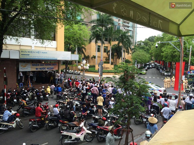 Người d&acirc;n S&agrave;i G&ograve;n đứng dọc đường từ kh&aacute;ch sạn đến GEM center mong chờ gặp Tổng thống Obama - Ảnh 3.