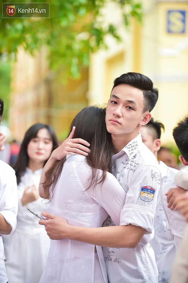 Teen 12 trường Chu Văn An ôm nhau oà khóc trong lễ bế giảng cuối đời học sinh - Ảnh 12.