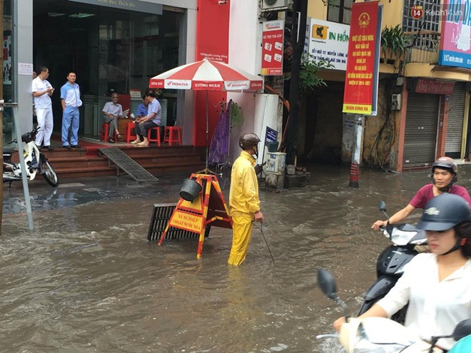 Ra đường, người Hà Nội phải bơi trong biển nước sau đêm mưa lớn - Ảnh 7.