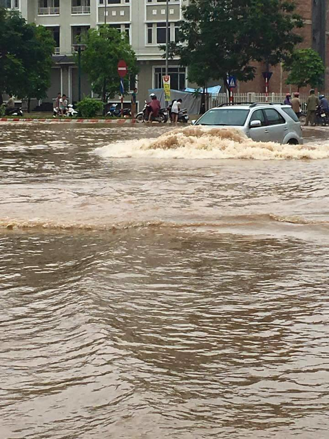 Chùm ảnh: Hàng trăm ô tô chết đuối giữa biển nước sau cơn mưa lớn ở Hà Nội - Ảnh 6.