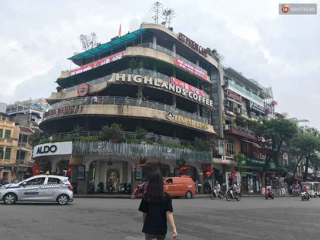 Đây là địa điểm check in khá đông người qua lại trên phố cổ Hà Nội, nhưng nếu may mắn và chịu khó một chút thì sẽ có những bức ảnh rất đẹp đó