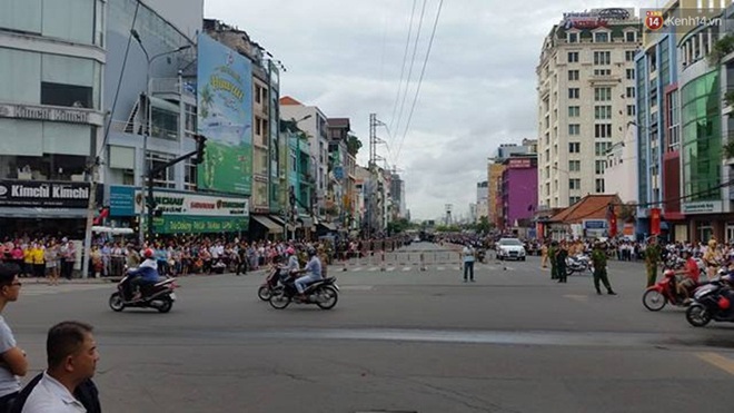 Người dân Sài Gòn tập trung gần sân bay háo hức chờ đón Tổng thống Obama - Ảnh 16.