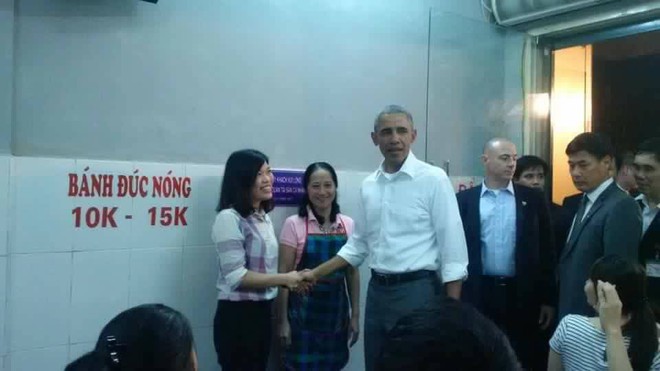 Tổng thống Obama thưởng thức bún chả gia truyền trên phố Lê Văn Hưu, Hà Nội - Ảnh 9.