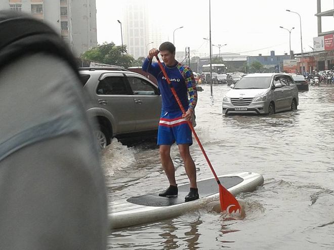 Ra đường, người Hà Nội phải bơi trong biển nước sau đêm mưa lớn - Ảnh 22.