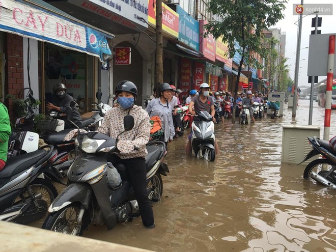 Ra đường, người Hà Nội phải bơi trong biển nước sau đêm mưa lớn - Ảnh 24.